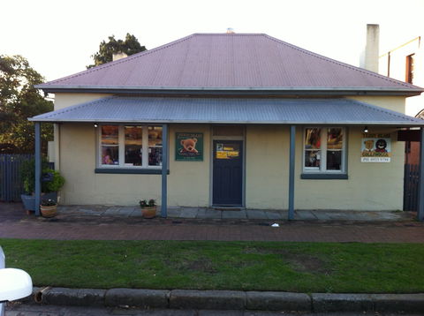 Teddy Bears Downstairs And Grandma's Feather Bed - Accommodation Rockhampton 0