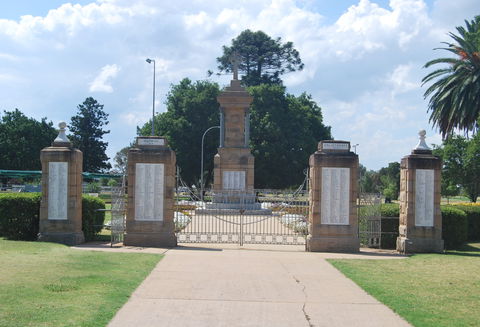 Warwick War Memorial And Gates - Accommodation Rockhampton 0