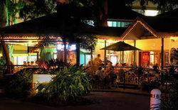 Apres Beach Bar & Grill - Palm Cove - Accommodation Rockhampton 1