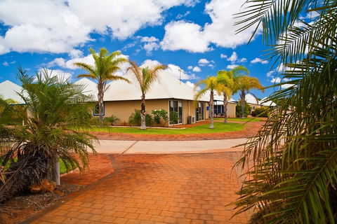 Potshot Hotel Resort - Accommodation Rockhampton 2