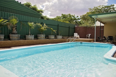 Lodge Outback Motel - Accommodation Rockhampton 2