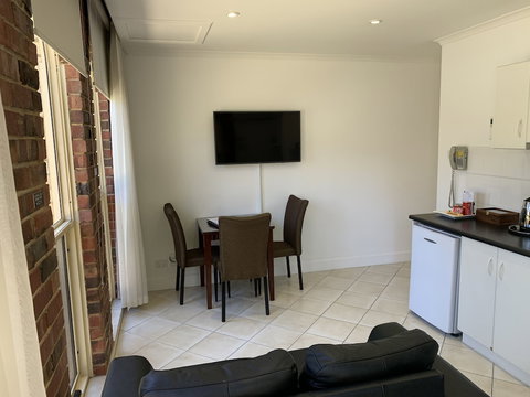 Ensenada Motor Inn And Suites - Accommodation Rockhampton 1