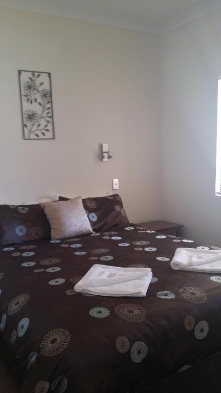 Lilacs Waterfront Villas & Cottages - Accommodation Rockhampton 3