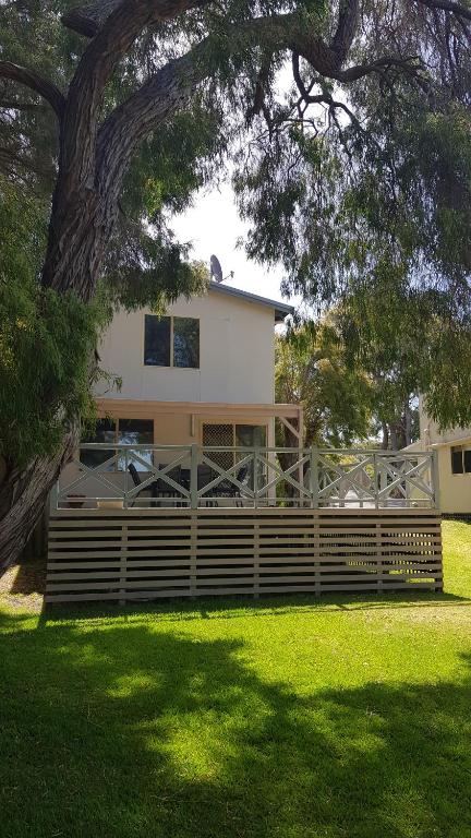 Lilacs Waterfront Villas & Cottages - Accommodation Rockhampton 6
