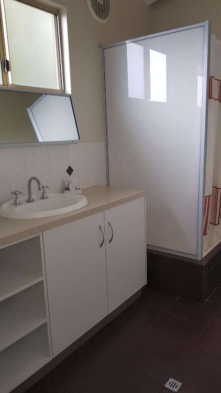 Lilacs Waterfront Villas & Cottages - Accommodation Rockhampton 1