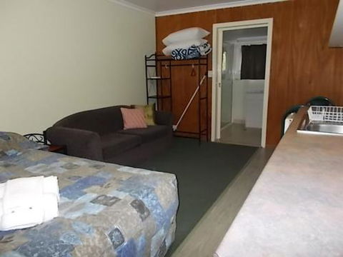 Oakridge Motel Tourist Park - Accommodation Rockhampton 1