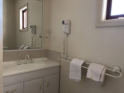 Outback Quarters - Accommodation Rockhampton 6