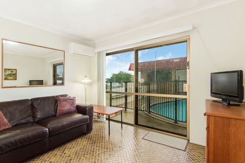 Beachfront Studio & Private Pool - Accommodation Rockhampton 3