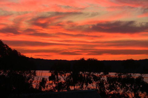 A Lakehouse Escape - Accommodation Rockhampton 5