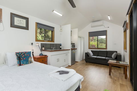 Mena Creek Flower House - Accommodation Rockhampton 5