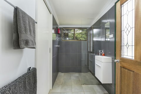 Mena Creek Flower House - Accommodation Rockhampton 6