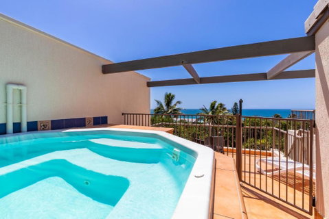 Comfortable & Stylish With Rooftop Spa - Accommodation Rockhampton 7