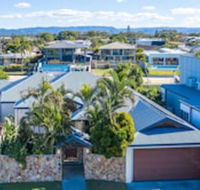 Maureen Waterfront Beach House - Accommodation Rockhampton