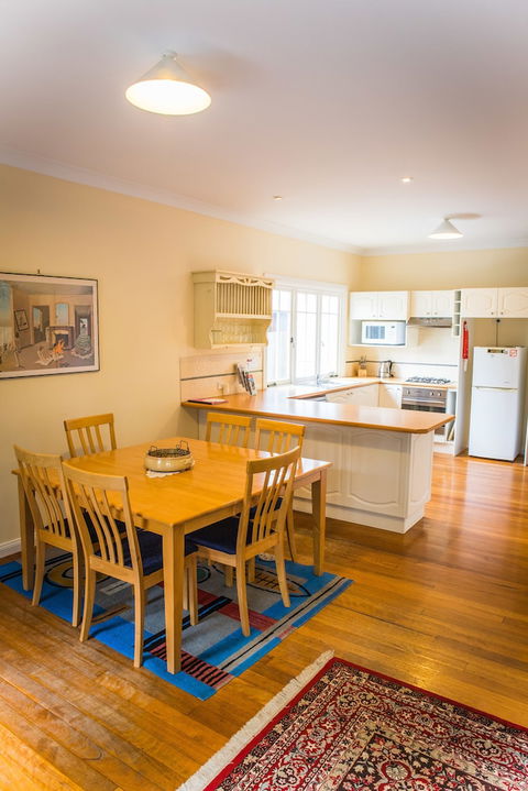 Whispering Pines Cottages - Accommodation Rockhampton 4