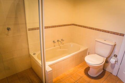 Whispering Pines Cottages - Accommodation Rockhampton 6