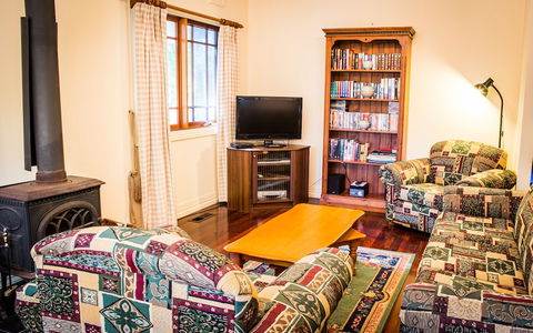 Whispering Pines Cottages - Accommodation Rockhampton 2