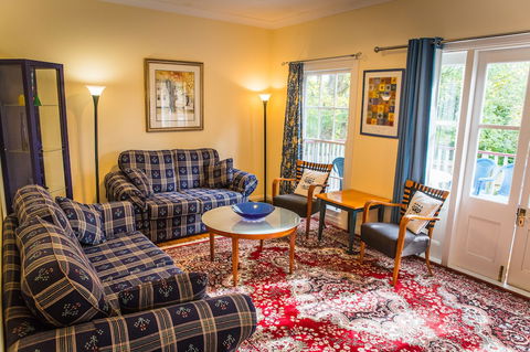 Whispering Pines Cottages - Accommodation Rockhampton 1