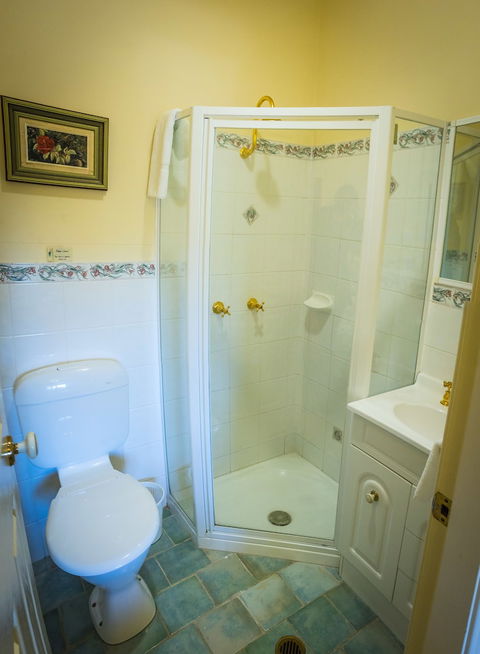 Whispering Pines Cottages - Accommodation Rockhampton 5