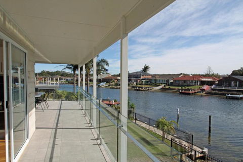 Unbeatable Waterfront Location - Accommodation Rockhampton 6