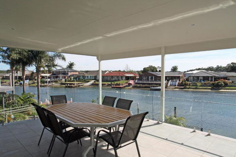Unbeatable Waterfront Location - Accommodation Rockhampton 1