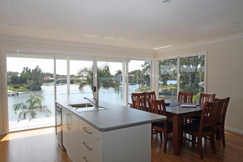 Unbeatable Waterfront Location - Accommodation Rockhampton 4