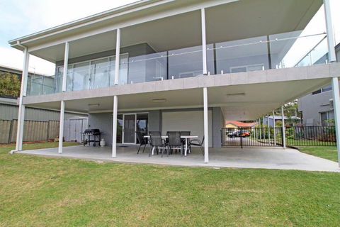 Unbeatable Waterfront Location - Accommodation Rockhampton 3