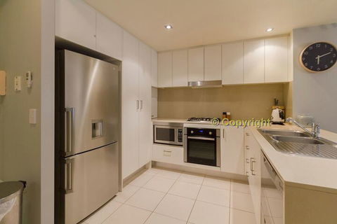 A Deluxe Swim Up Drift Apartments South - Accommodation Rockhampton 3