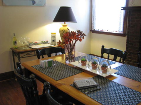 Art Deco Cottage - Accommodation Rockhampton 4