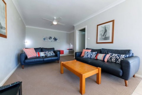 Quarterdeck, Unit 1/ 12 Magnus Street - Accommodation Rockhampton 0