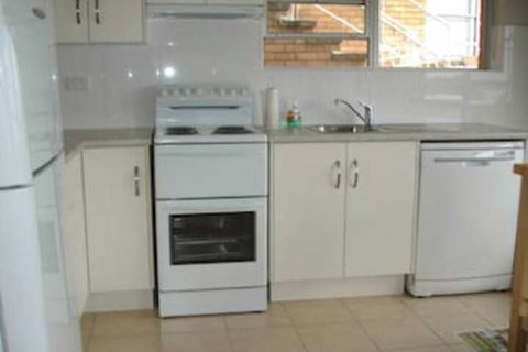 Quarterdeck, Unit 1/ 12 Magnus Street - Accommodation Rockhampton 2