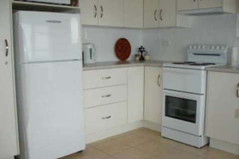 Quarterdeck, Unit 1/ 12 Magnus Street - Accommodation Rockhampton 3