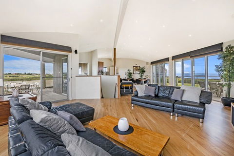 HEARNS BEACH HOUSE - Accommodation Rockhampton 1