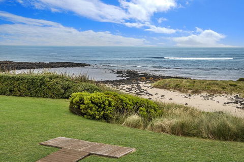 HEARNS BEACH HOUSE - Accommodation Rockhampton 2