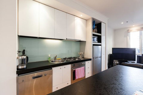 CLAUDE, 2BDR Melbourne Apartment - Accommodation Rockhampton 4