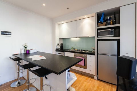 CLAUDE, 2BDR Melbourne Apartment - Accommodation Rockhampton 3