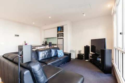CLAUDE, 2BDR Melbourne Apartment - Accommodation Rockhampton 0