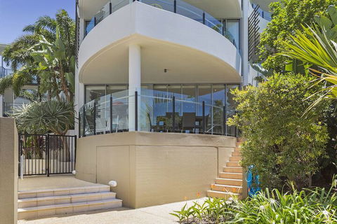 COTTON BEACH On The POOL 66 - Accommodation Rockhampton 3