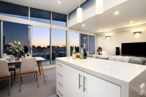 StayCentral Brunswick Penthouse - Accommodation Rockhampton 0