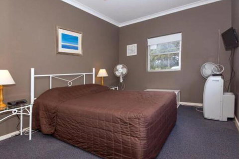 Quarterdeck Unit 5 12 Magnus Street - Accommodation Rockhampton 2
