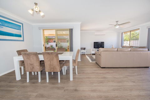 Pebble Pde 1 / 14 Fingal Bay - Accommodation Rockhampton 3
