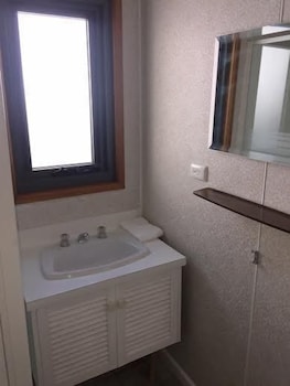 Snowtel 1 - Accommodation Rockhampton 2