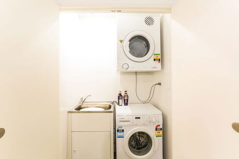 Banilung Rose (I728) - Accommodation Rockhampton 1