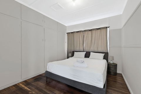 EJ Homes At The Entrance - Accommodation Rockhampton 3