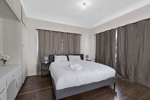 EJ Homes At The Entrance - Accommodation Rockhampton 6