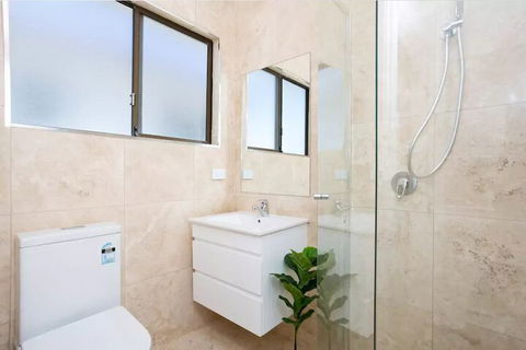 EJ Homes At The Entrance - Accommodation Rockhampton 7