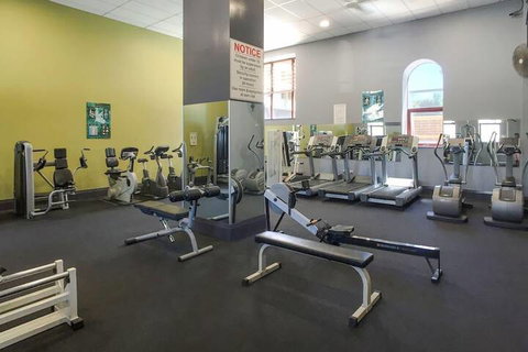 Ample Space In This 1 Bed Apt Also With Pool / Gym - Accommodation Rockhampton 6