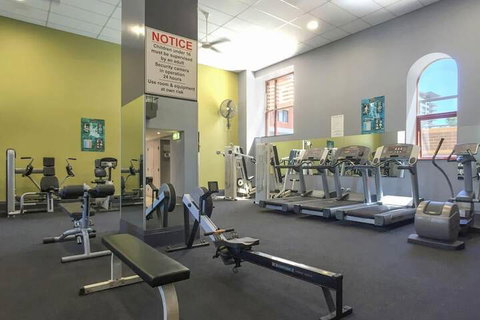 Ample Space In This 1 Bed Apt Also With Pool / Gym - Accommodation Rockhampton 7