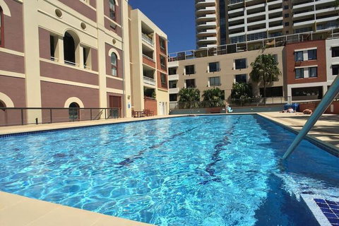 Ample Space In This 1 Bed Apt Also With Pool / Gym - Accommodation Rockhampton 4