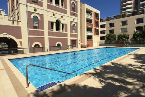 Ample Space In This 1 Bed Apt Also With Pool / Gym - Accommodation Rockhampton 3