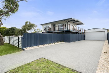 Upstairs Cottage On Beachurst - Accommodation Rockhampton 0